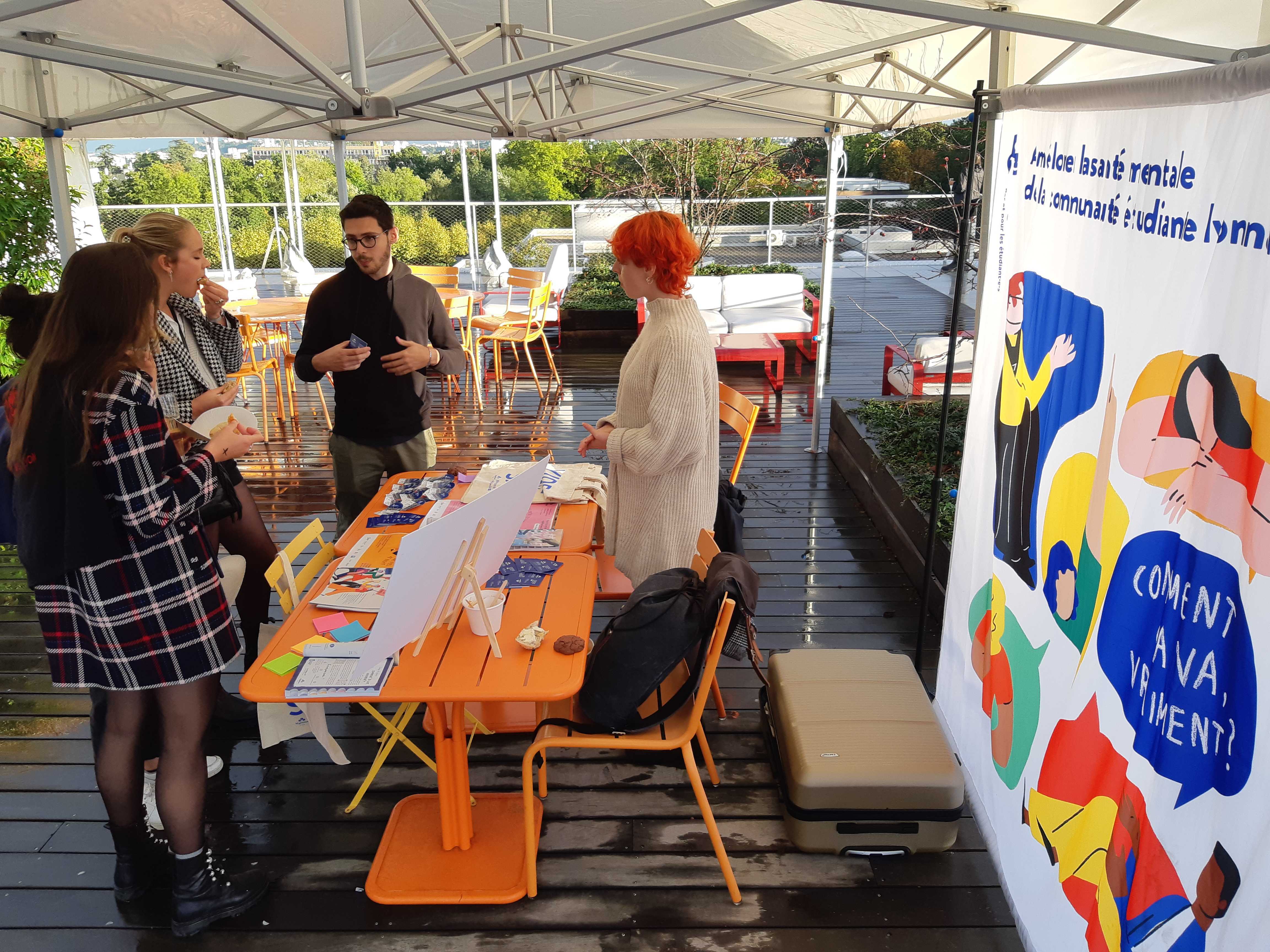 Des étudiants visites le stand à Lyon