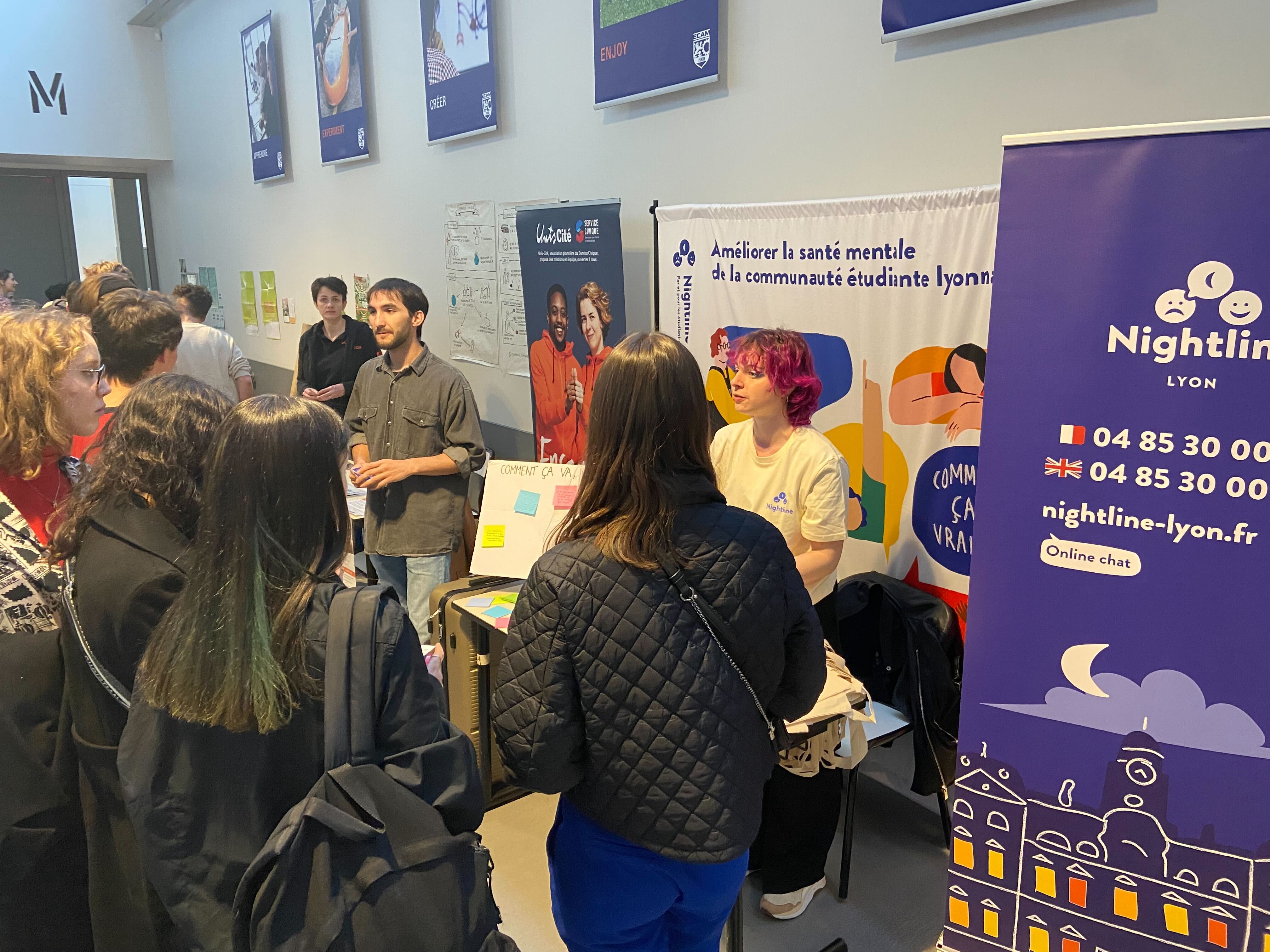 Stand Nightline Lyon à l'ECAM pour l'évènement Célébrons l'Enga'Jeunes