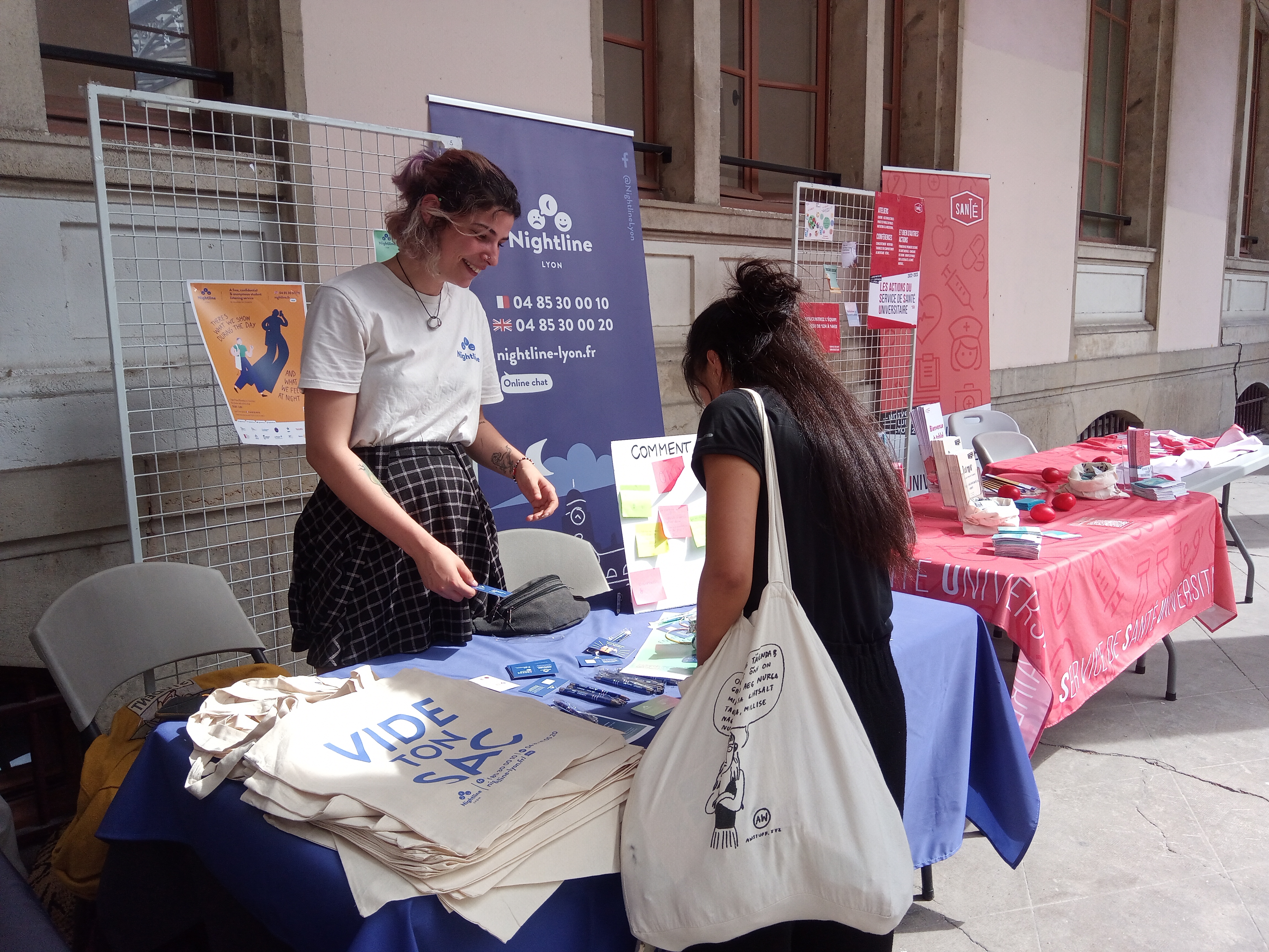 Rencontre entre un membre de l'association et une étudiante sur un stand