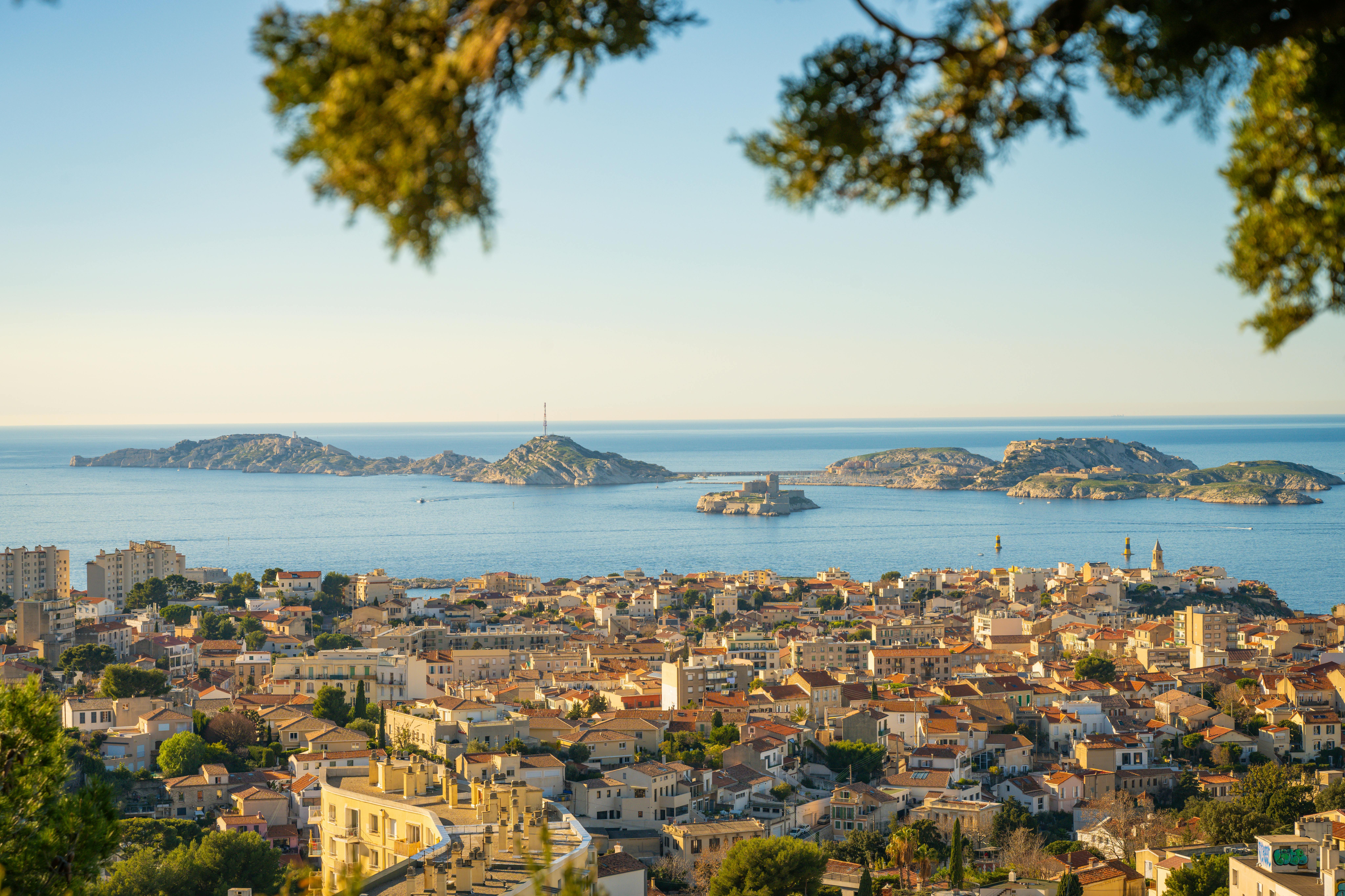 Photographie de la vue panoramique de Marseille sur les maisons puis la mer