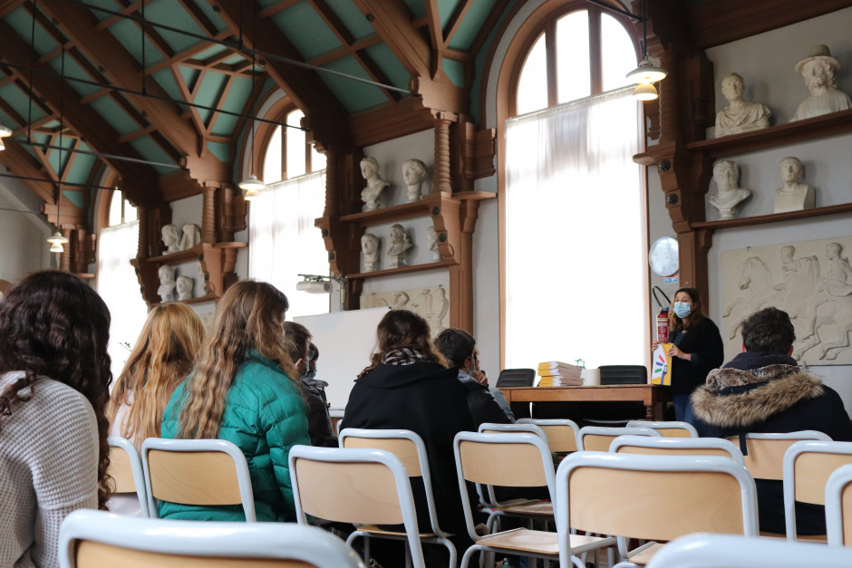 Photo de la formatrice s'adressant aux étudiants