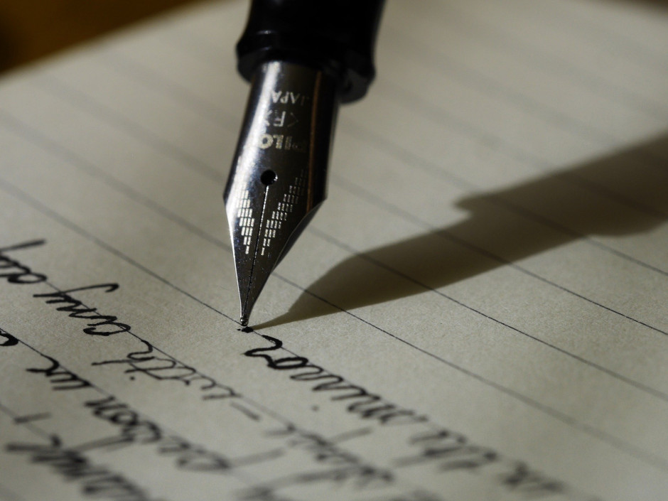stylo plume écrivant une lettre