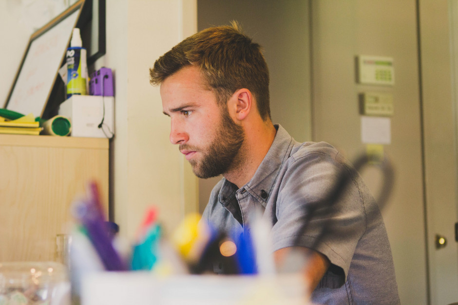 étudiant à son bureau