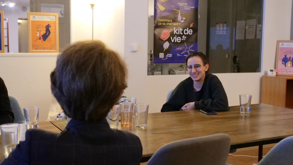 Bénédicte Durand discute avec Nasrine, présidente de Nightline Saclay