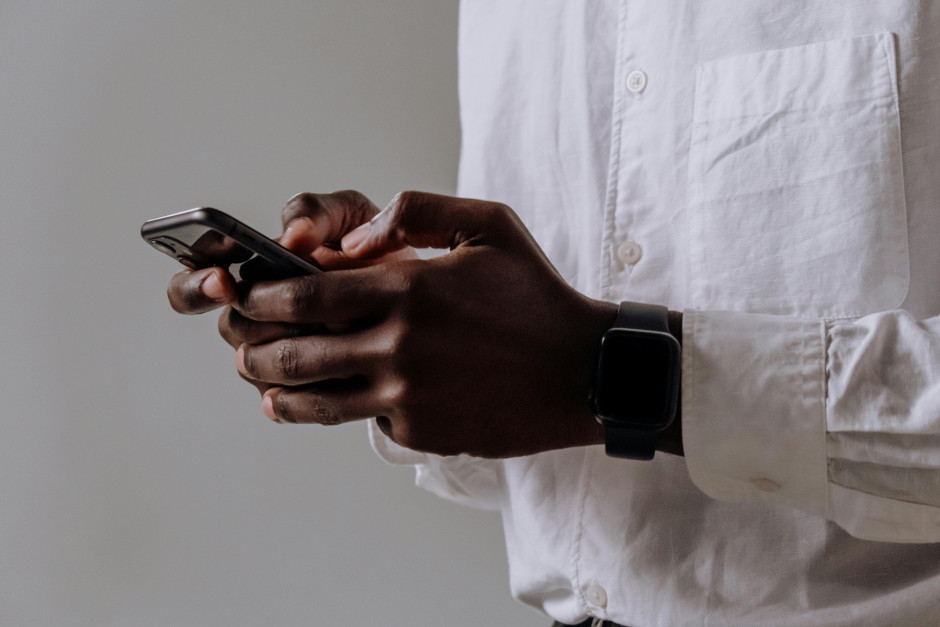 mains qui tiennent un téléphone