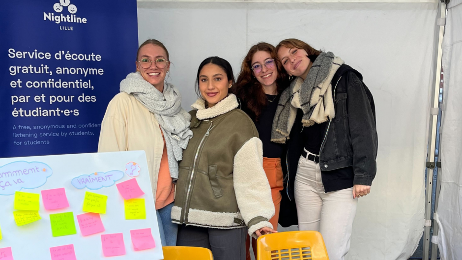 groupe de volontaires sur un stand