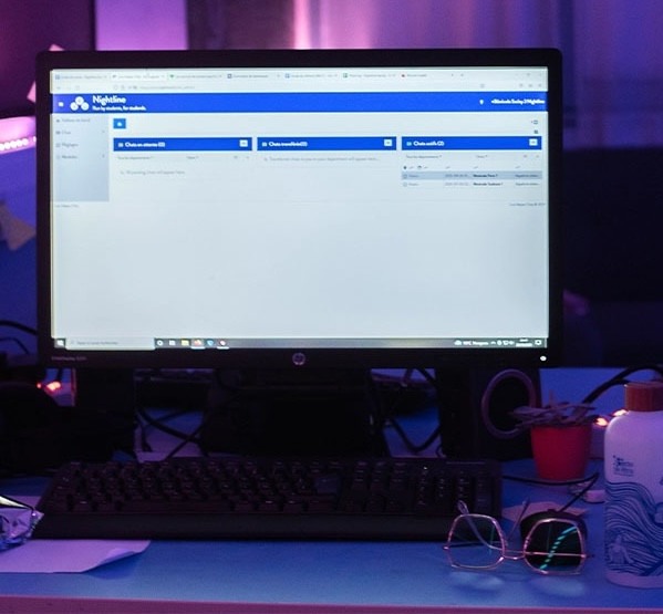 Photographie d’un ordinateur illustrant le tchat sur la ligne d’écoute, dans une ambiance tamisée.