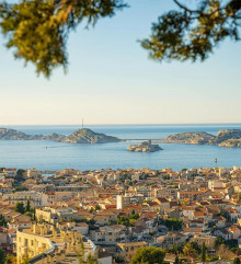 Photographie de la vue panoramique de Marseille, avec les maisons au premier plan et la mer en arrière-plan.