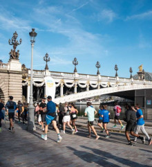 Coureurs participant à un marathon sur un pont à Paris, illustrant la préparation et le défi physique avant une échéance importante