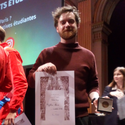 2016 - L'association est fondée à Paris Patrick Skehan, étudiant irlandais venu en échange à Paris décide d’importer le concept anglo-saxon né dans les années 1970s des services d’écoute Nightline en France avec l'appui d'une poignée d'étudiant·e·s.