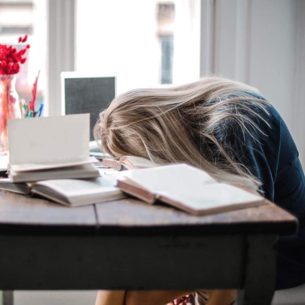 Etudiante à son bureau