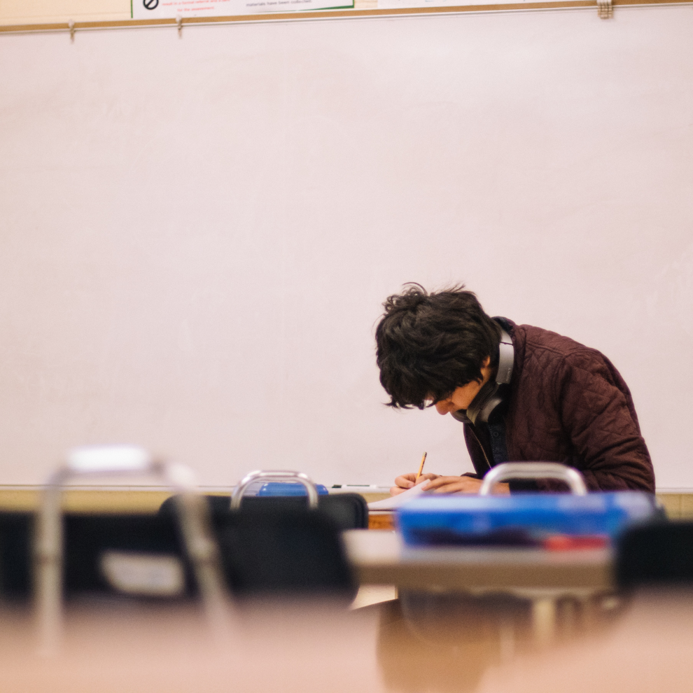 Photo d'étudiant seul en classe
