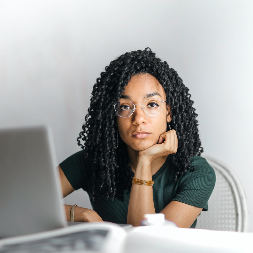 étudiante à son bureau