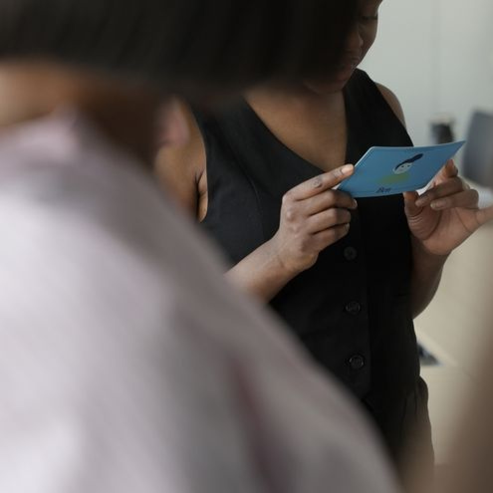 Femme lisant une carte pendant la fresque