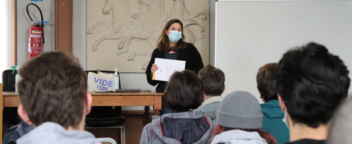 Photo de la formatrice s'adressant aux étudiants et étudiantes