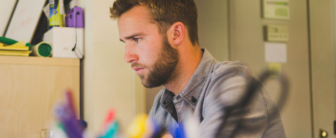 étudiant à son bureau