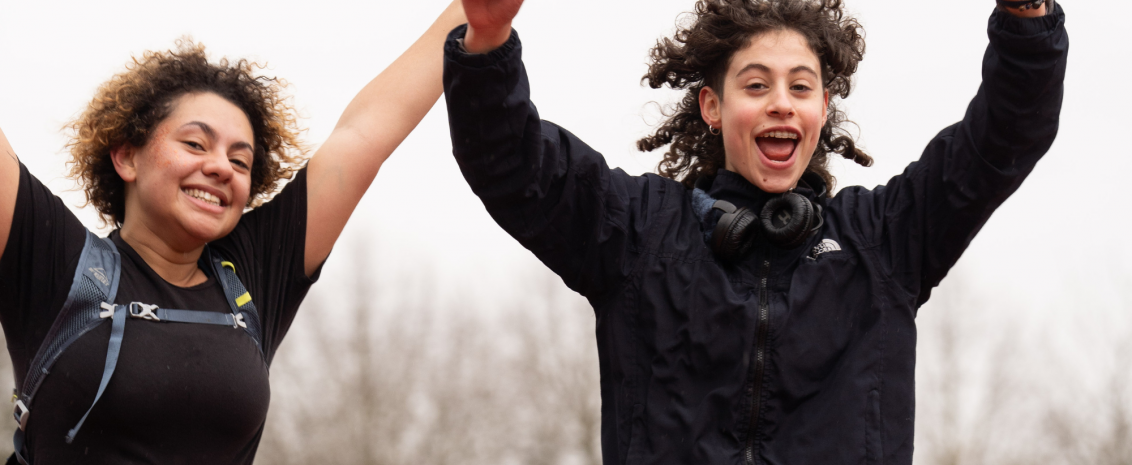 deux jeunes qui courent