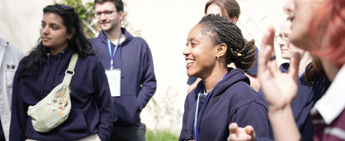 un groupe de bénévoles