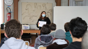 Photo de la formatrice s'adressant aux étudiants et étudiantes