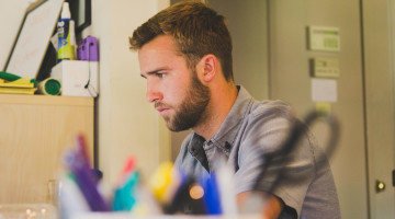 étudiant à son bureau