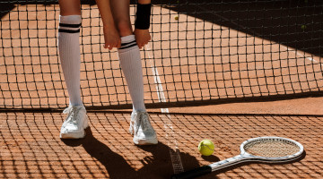 personne faisant du tennis