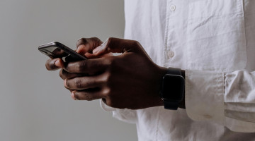 mains qui tiennent un téléphone