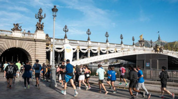 Coureurs participant à un marathon sur un pont à Paris, illustrant la préparation et le défi physique avant une échéance importante